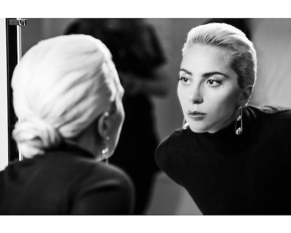 Lady-Gaga-behind-the_4270